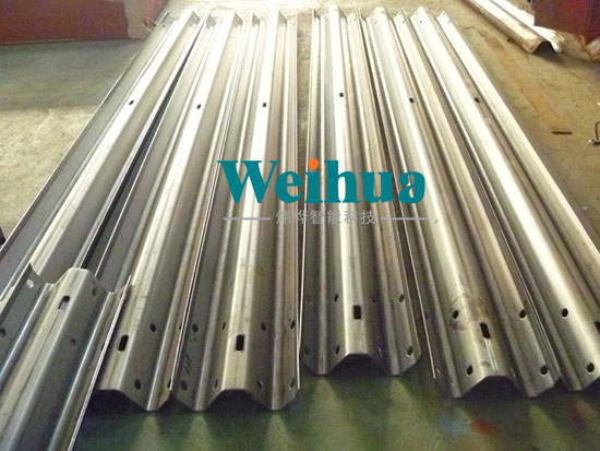 高速公路護(hù)欄板生產(chǎn)設(shè)備